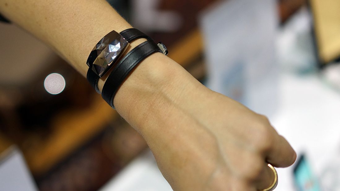 With Netatmo's June, a sensor disguised as a bracelet or brooch tracks sun exposure and gives healthy advice to the wearer. 