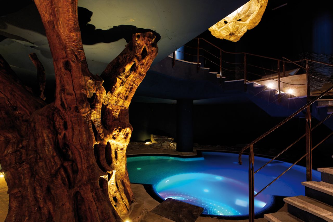 El Hotel & Spa Lefay es un centro turístico ecológico que tiene 3.000 metros cuadrados y tiene piscinas climatizadas de agua salada interiores y exteriores, un lago interior salado al 10%, cinco tipos de saunas y una fuente de hielo picado.