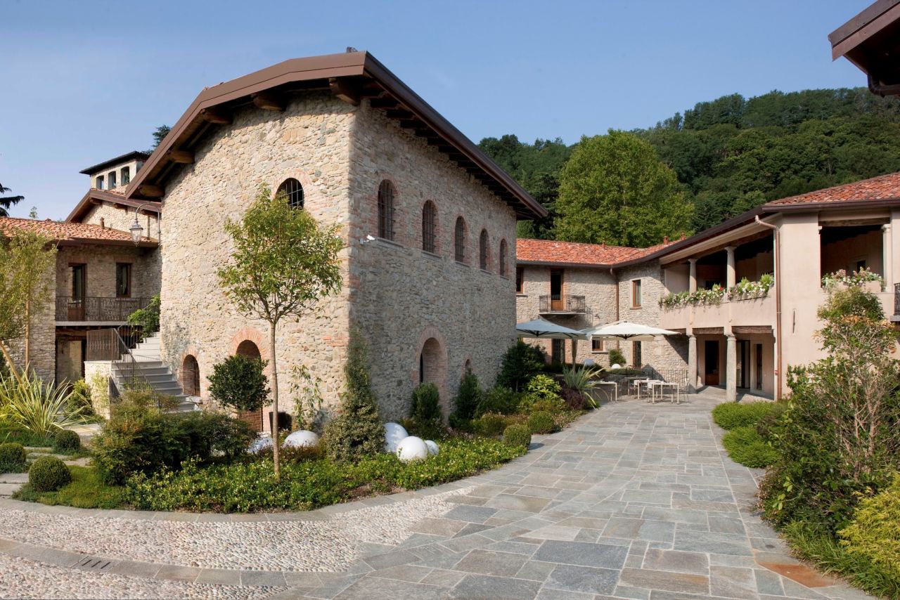 Ti Sana es un pequeño retiro de propiedad familiar con 22 suites, ubicado en Lecco a unos 50 kilómetros conduciendo al norte de Milán. El centro turístico es una casa antigua del siglo 18 con muros de piedra y un spa vanguardista.