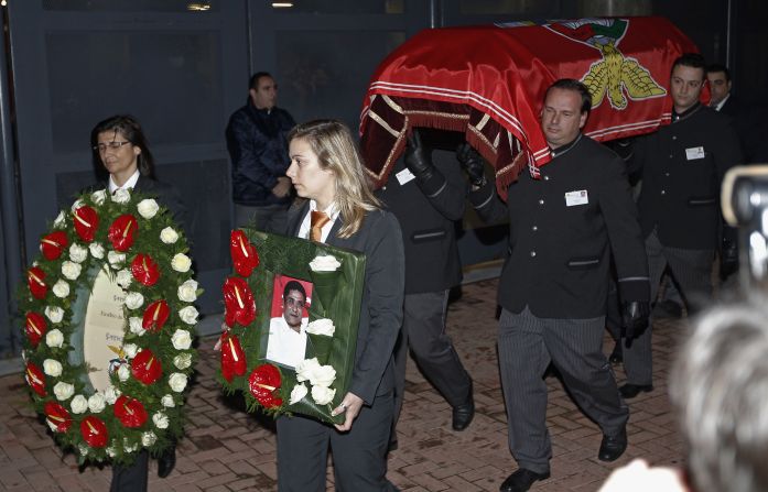 Eusebio's coffin was taken to Benfica's stadium where fans gathered to pay their last respects. One of Eusebio's wishes was to have his body taken around the stadium so that supporters could say goodbye.