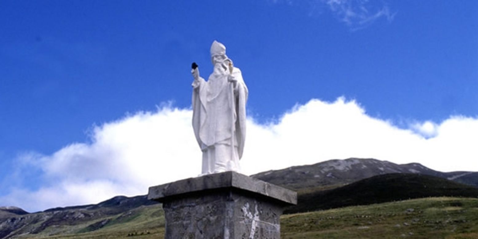 La montaña donde San Patricio, patrono de Irlanda, pasó 40 días y 40 noches, es un popular recorrido para los aficionados al senderismo.