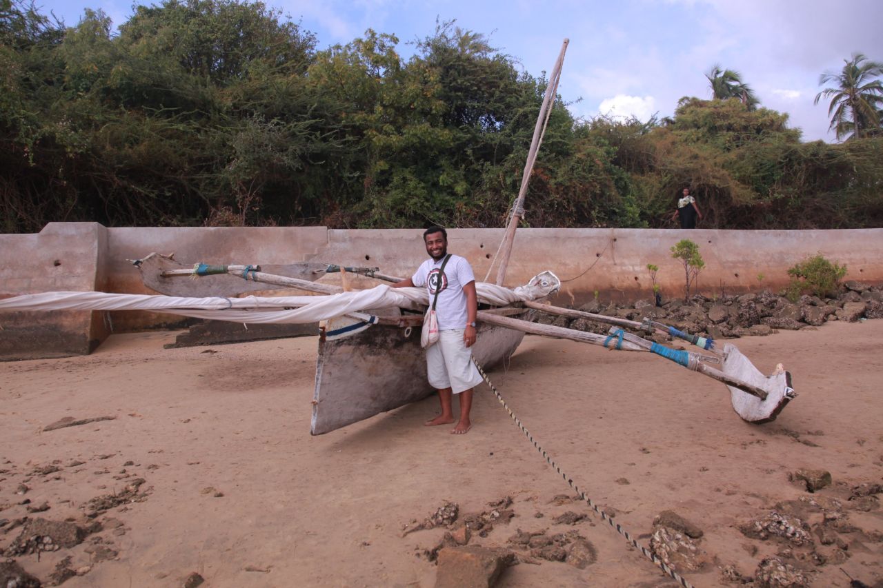 The main material they use is a canvas called tanga in Swahili, the old sails from the fishermen's traditional boats. 