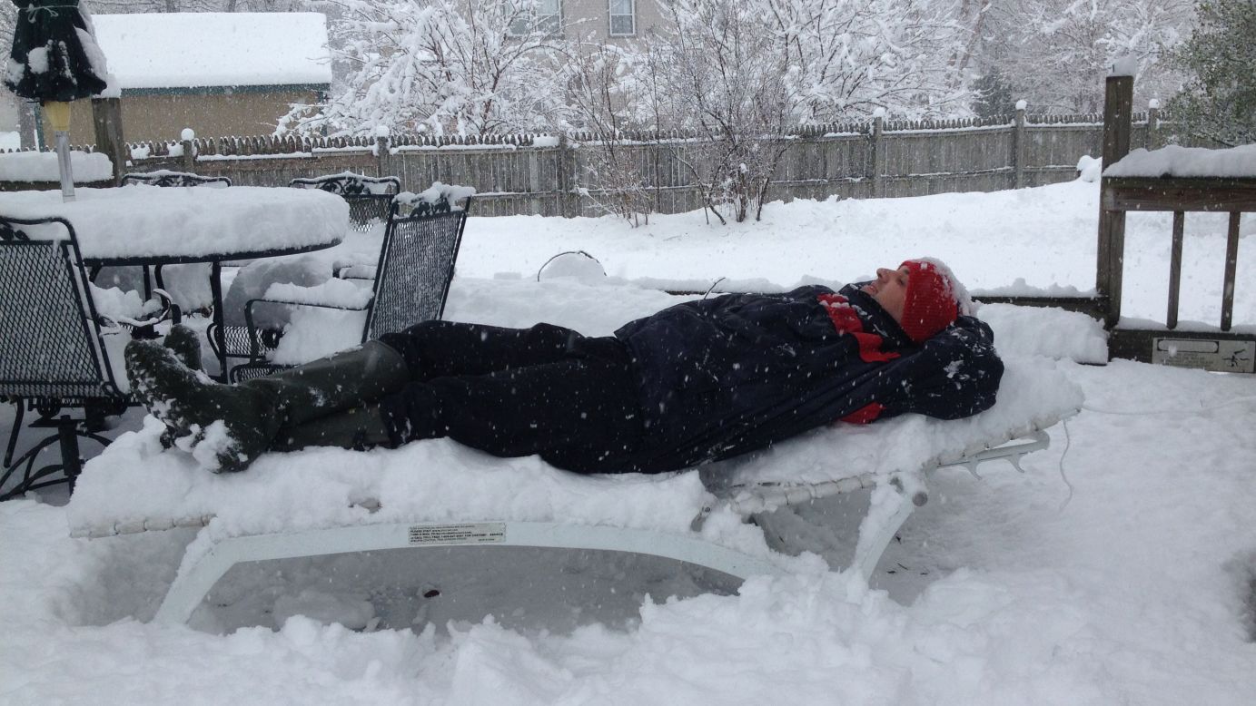 Jason Bentley decided to take a relaxing break in the snow on January 5 in Indianapolis, Indiana, after he learned that his Southwest flight back home to Los Angeles was canceled and rescheduled for Thursday.