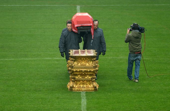 The coffin bearers place Eusebio's body down on a gold stand on the halfway line. The funeral takes place later Monday.