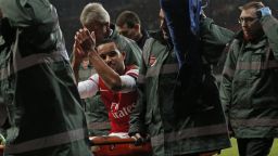 Arsenal's English midfielder Theo Walcott applauds as he leaves the pitch on a stretcher during the English FA cup third round football match between Arsenal and Tottenham Hotspur at the Emirates Stadium in London on January 4, 2014. Arsenal won the game 2-0. AFP PHOTO/ADRIAN DENNIS