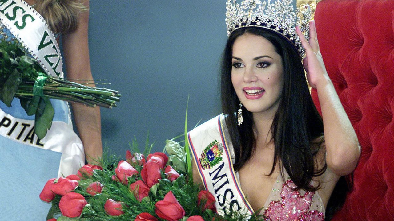 CARACAS, VENEZUELA: Venezuelan Monica Spear poses after being elected Miss Venezuela, in Caracas, 23 September 2004. Spear (19) is graduate in drama. 