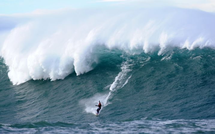 Climatic conditions in autumn and winter see a strong swell hit the Belharra Perdun underwater spur which causes a 10 to 15 meter wave to form. This wave is usually only surfed by experts who are towed out for their rides on jet-skis.