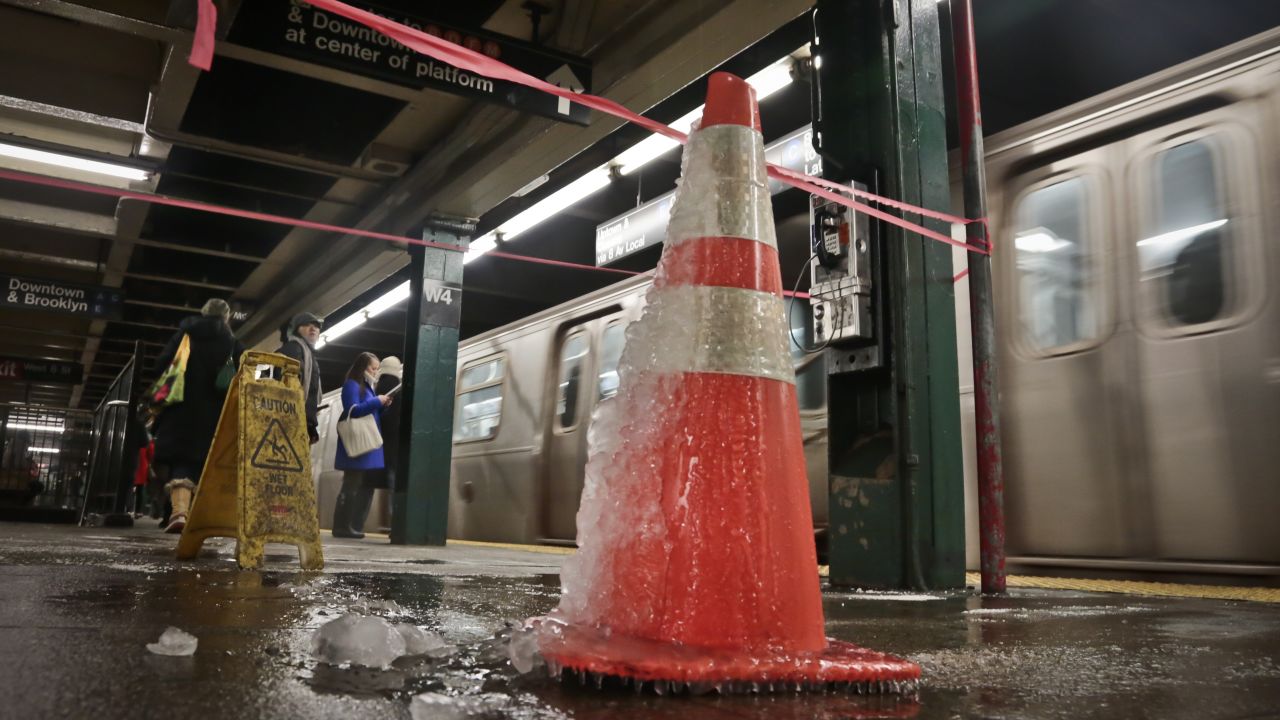 Un cono de tráfico congelado en el metro de Nueva York el 8 de enero.