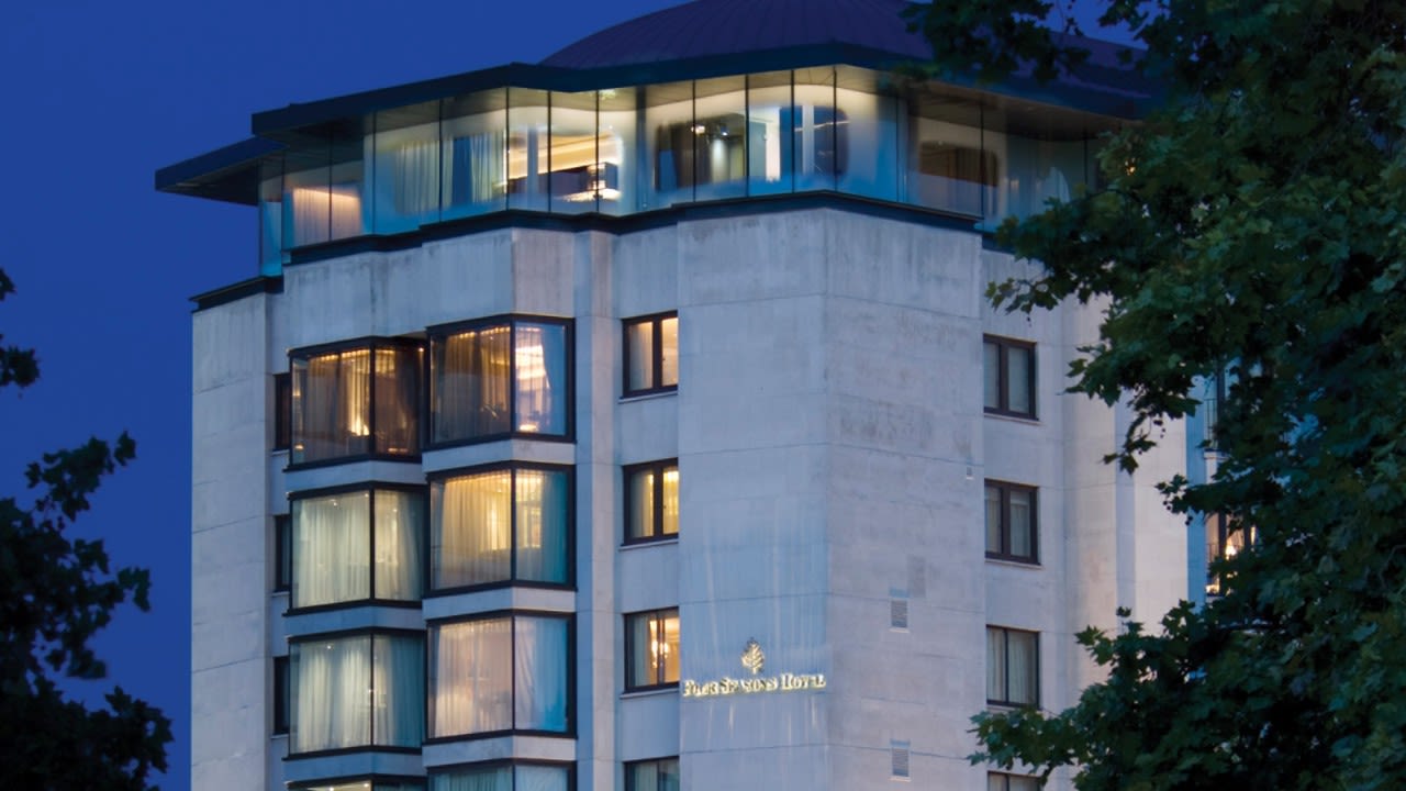 Prior to 1970, hotel guests who forgot their own toiletries would have been out of luck. It wasn't until the Four Seasons London at Park Lane opened its doors that lodgers were first introduced to the concept of bathroom amenities such as shampoo. 