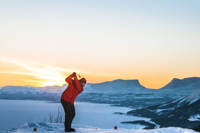 Los golfistas en busca de una alternativa en las vacaciones de invierno deberían considerar un viaje a Laponia, una provincia histórica en el extremo norte de Suecia, donde pueden jugar golf sobre nieve en los pintorescos alrededores de la estación del "resort" montañoso Björkliden.