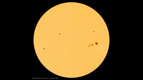 Estas manchas en nuestro Sol parecen pequeñas, pero son aproximadamente tan grandes como la Tierra. 