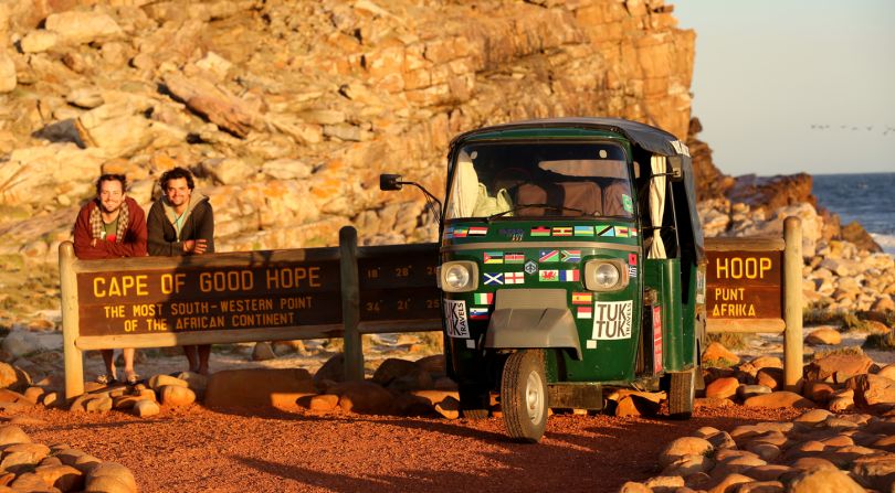Los dos profesores de 28 años de edad originarios de Guildford, Surrey, afirman ser los primeros en conducir un tuk tuk a lo largo de África. Desde Sudáfrica, embarcaron a la India su 'rickshaw' de 395 cc con los laterales abiertos.