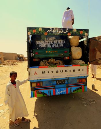 Luchando con yermas carreteras de arena, el tuk tuk es cargado en un camión en Sudán.