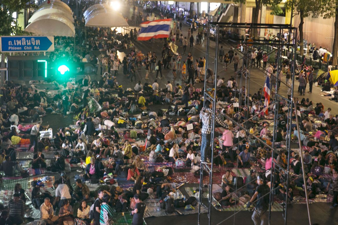 Anti-government protesters begin to occupy major intersections that were shut early Sunday evening in a major shopping district on January 12, 2014 in Bangkok, Thailand.