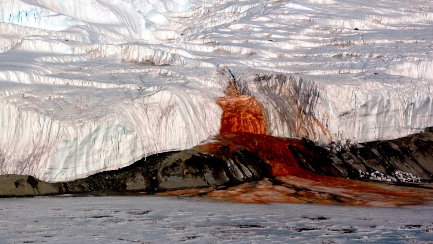 Las Cataratas de Sangre tiñen la blanca superficie del glaciar Taylor en Antártida. Los científicos dicen que un lago subterráneo rico en hierro es lo que causa la misteriosa corriente de color rojo. 