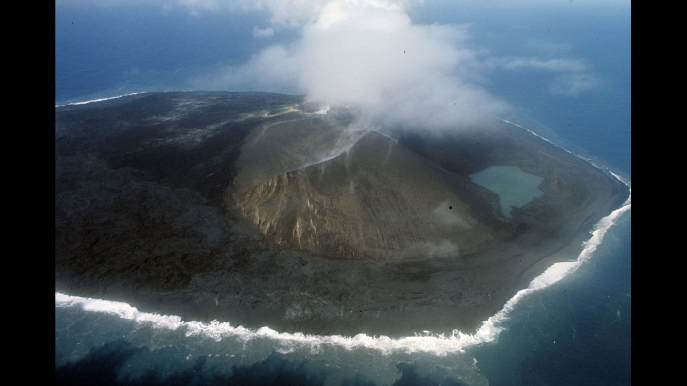 Antes de 1963, la isla de Surtsey en Islandia no existía. Entonces, un volcán submarino en las Islas Westman hizo erupción, y cuando la actividad se calmó en 1967, lo que quedó fue una isla donde no había habido una antes. 