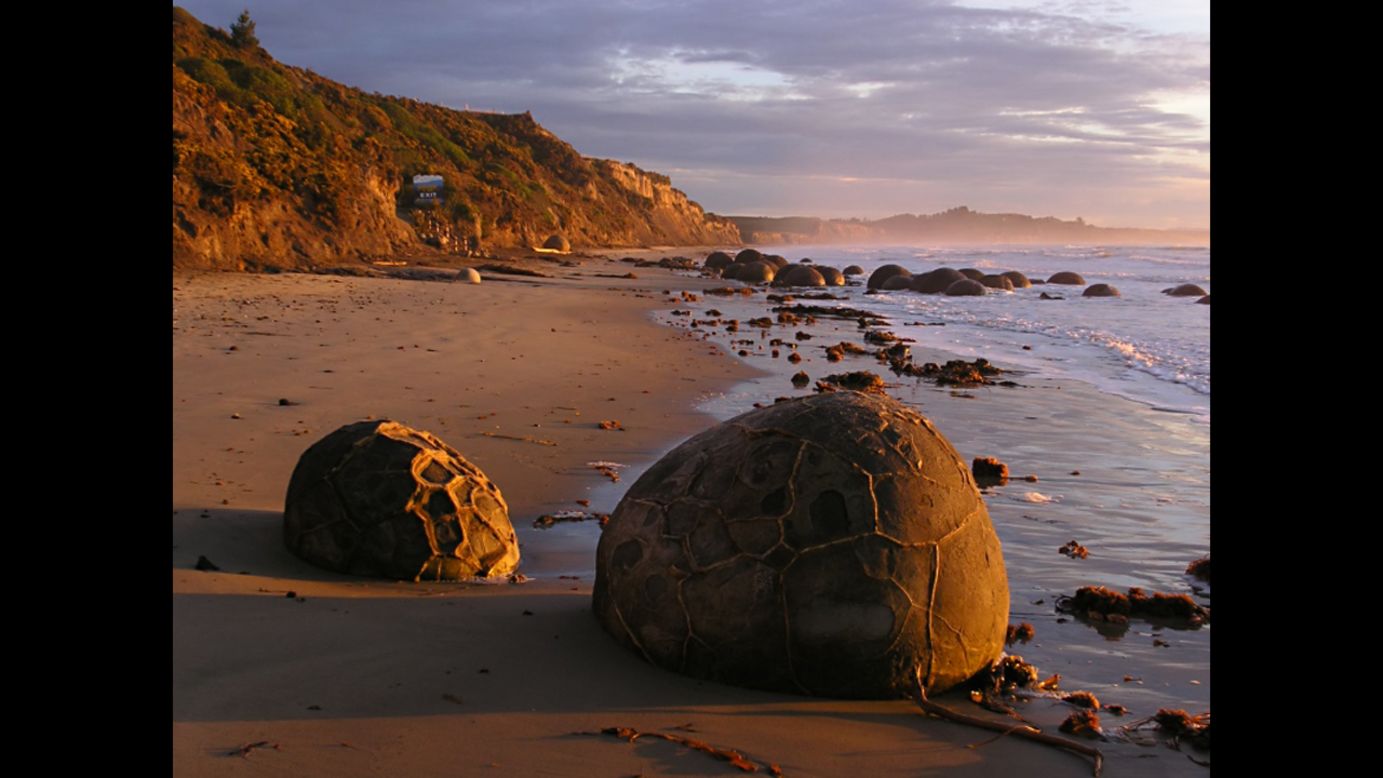 Las grandes rocas esféricas que se formaron hace millones de años en el antiguo fondo del mar, ahora decoran la Playa Koekohe en la costa este de la Isla Sur de Nueva Zelanda. Son lo que los geólogos llaman concreciones septarias. 