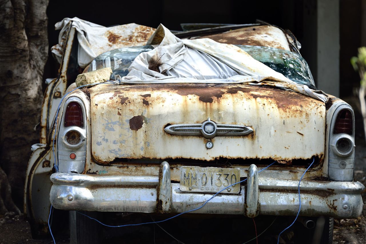 Recientemente, el gobierno cubano aligeró las restricciones para comprar un auto en el país, lo que significa que estas viejas preciosidades podrían tener una vida útil limitada.