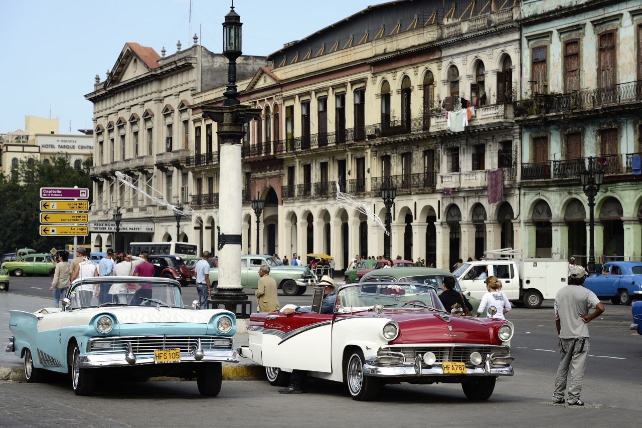 La antigua ley, la cual estaba en vigor desde 1959, prohibía la importación de autos. Y aquellas personas que querían comprar un auto en Cuba, primero tenían que conseguir un permiso. Esto también llevó a que los antiguos autos estadounidenses -entre ellos autos marca Ford, Pontiac y Chevy- se convirtieran en íconos de una época automovilística pasada.