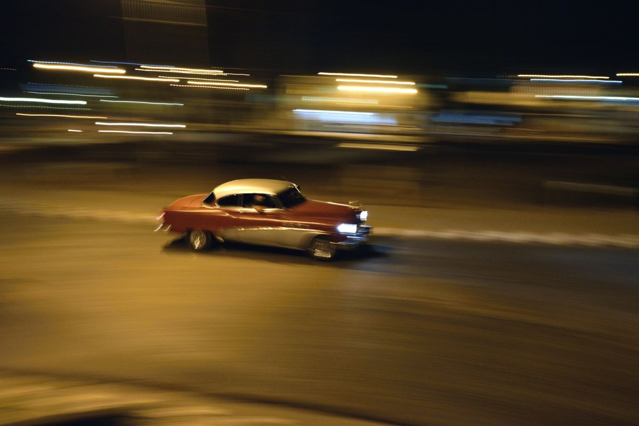 Sin embargo, ha habido informes de que los precios de los autos recién permitidos son extremadamente altos para la mayoría de lugareños, ya que cuestan cientos de miles de dólares estadounidenses. El salario promedio en Cuba es de alrededor de 20 dólares por mes.