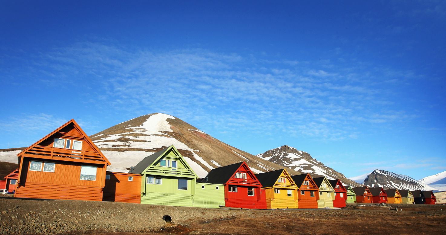 Desde el 20 de abril hasta el 23 de agosto, el sol nunca se pone sobre Svalbard, un archipiélago noruego que yace en el mar Ártico de Groenlandia. Aquí, las coloridas cabañas reflejan el sol de medianoche en junio en Longyearbyen, la capital de Svalbard. 