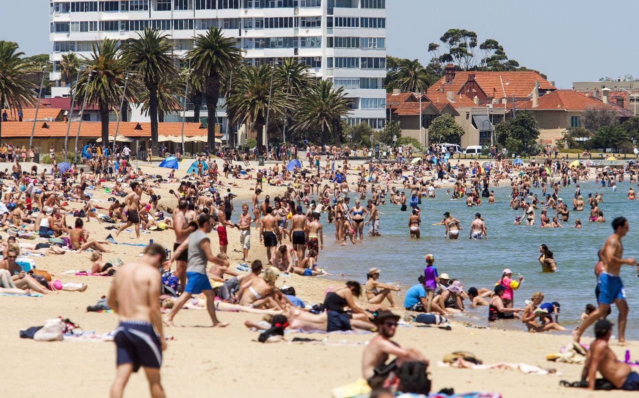 En Melbourne, mientras que unos van a los partidos de tenis, otros acuden a las playas.