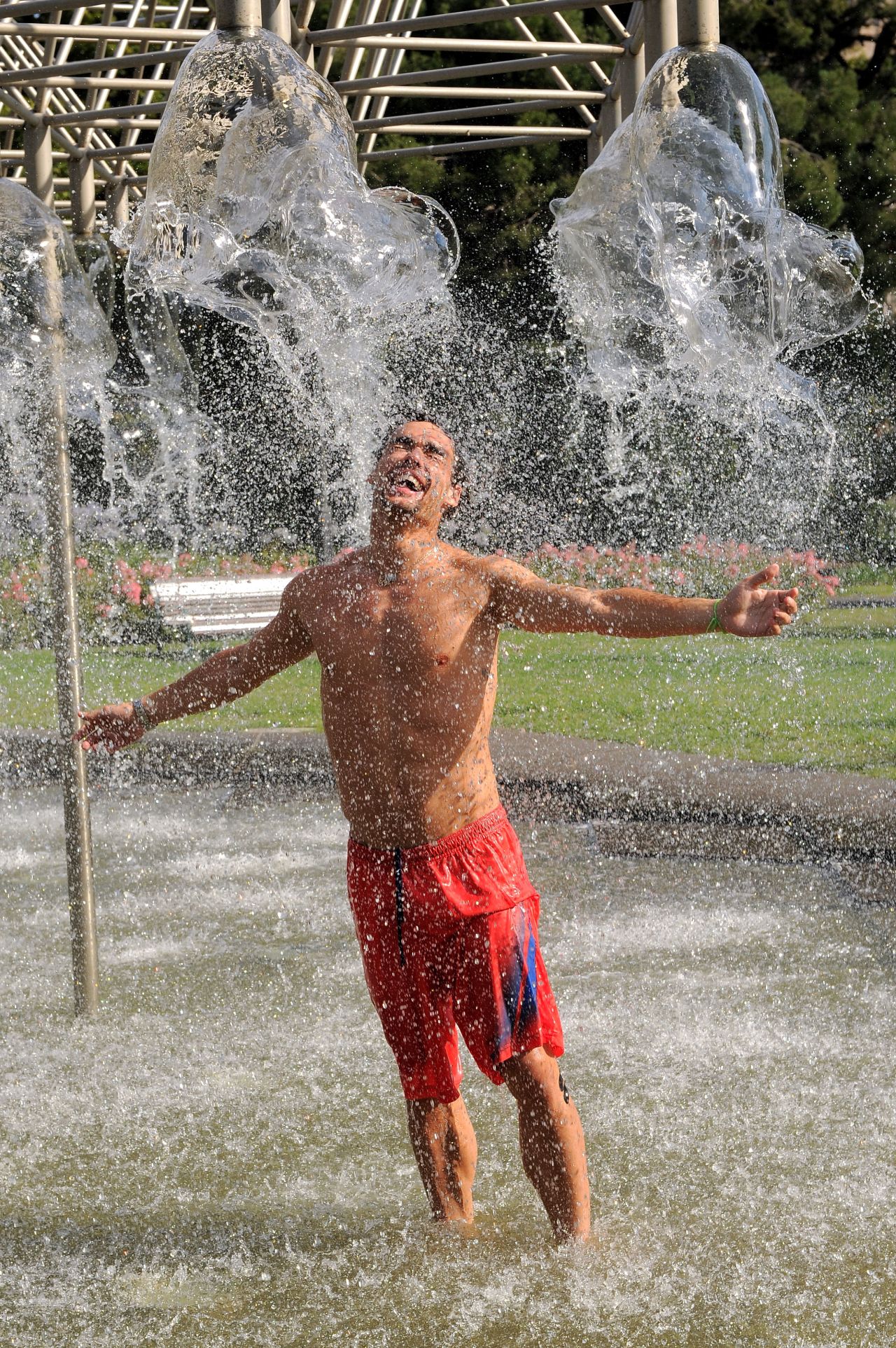 El italiano Fabio Fognini tomó una ducha para refrescarse.
