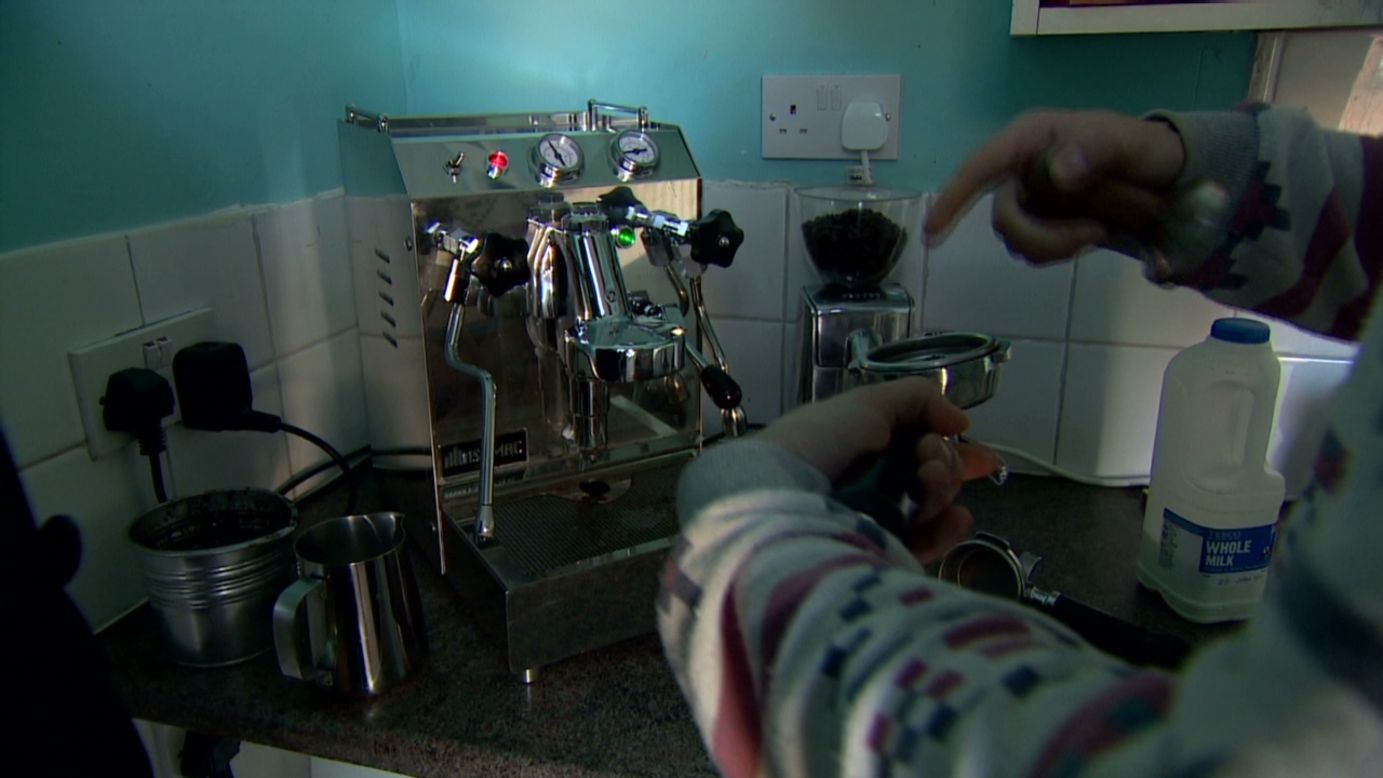 En la cocina hay una máquina de café para que uno mismo se lo haga.