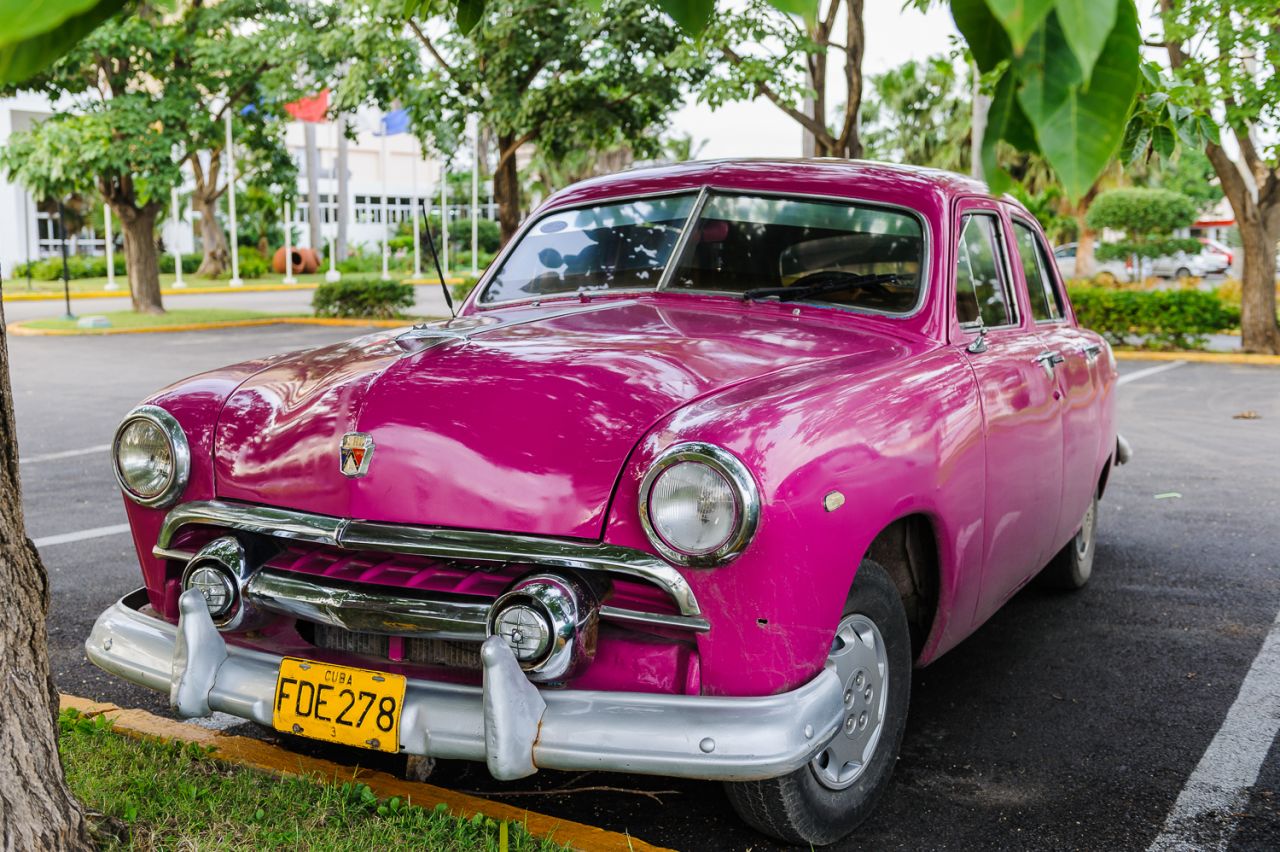 Esta imagen de un espectacular auto rosado fue compartida por el alemán Alexander Schimmeck en diciembre de 2008 en las afueras del museo de autos de Cuba en la vieja Habana.
