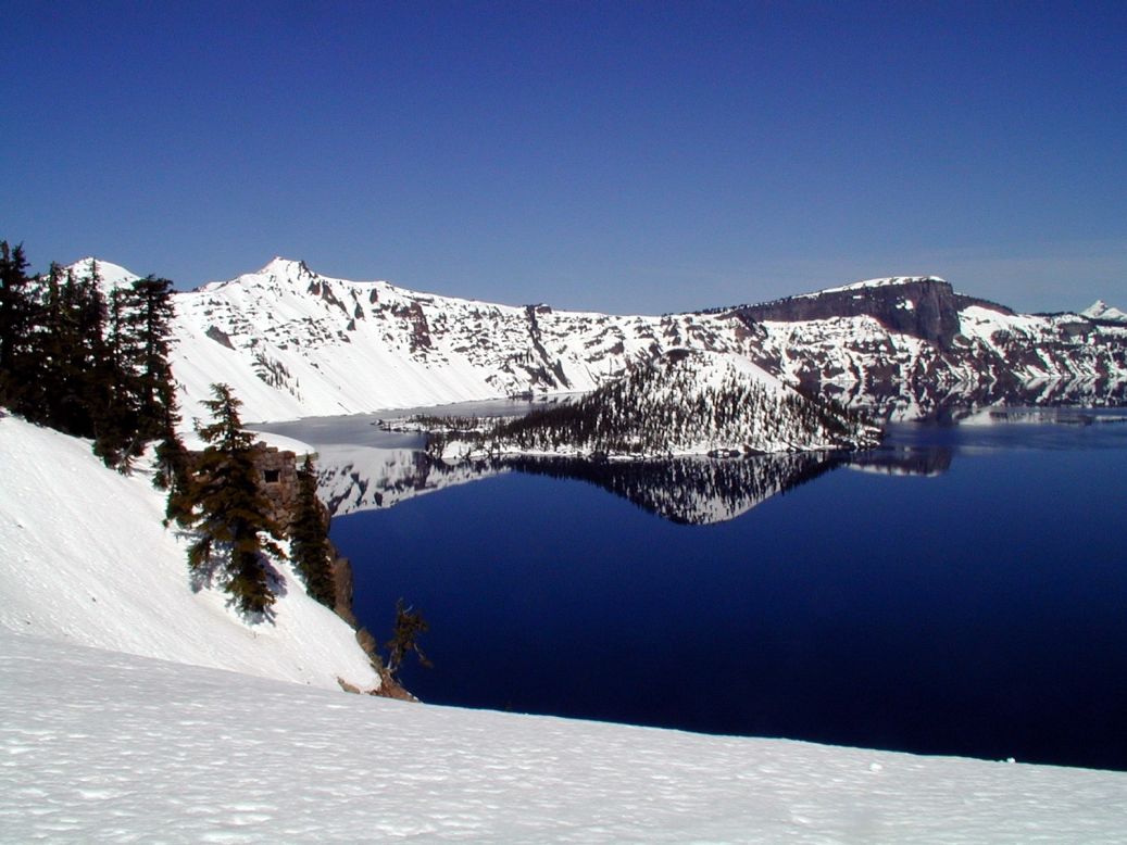  En el espectacular Parque Nacional Crater Lake de Oregon en Estados Unidos, los guardabosques dirigen excursiones gratuitas con raquetas de nieve (los zapatos están incluidos) cada sábado y domingo (también el Día de Martin Luther King Jr.).
