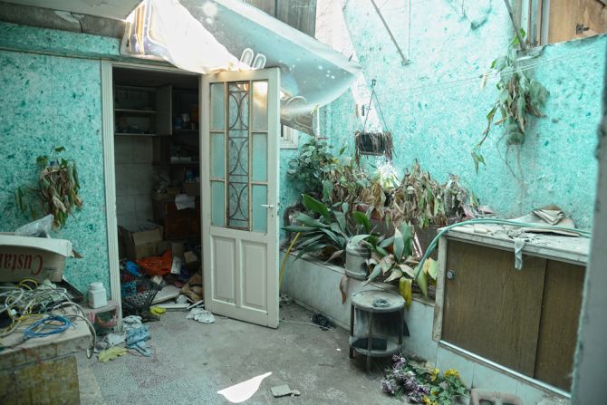 Esta era la casa de uno de los líderes del Ejercito Libre de Siria. "La sala quedó completamente partida a la mitad", dice. 