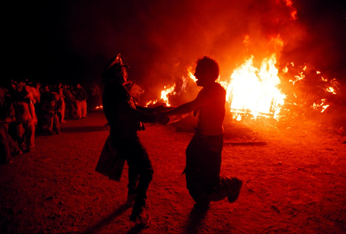 El enorme tótem al que se le prende fuego en el desierto de Nevada en Estados Unidos, y que le da a Burning Man su nombre, es solo la punta del iceberg que atrae a pensadores libres, artistas radicales y a otros que desean liberarse de las limitaciones de la sociedad. 