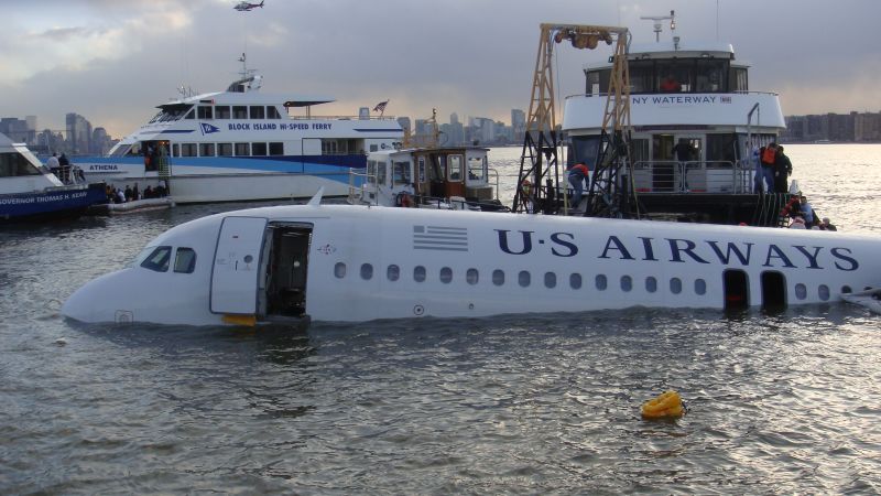 NextImg:Eyewitness views of the Hudson landing | CNN Business