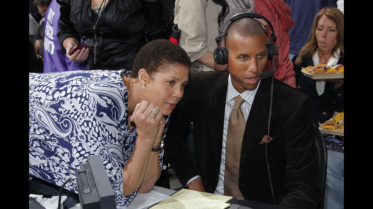 La ex-jugadora de baloncesto del salón de la fama Cheryl Miller es una mujer de un metro noventa que jugaba la posición de alero y quien estableció récords de anotaciones de la NCAA en la Universidad de Southern California. Miller fue quien llevó al equipo femenino a la medalla de oro en la Olimpiadas de 1984 y luego pasó a ser la entrenadora de su Alma Mater. Ella ofrece comentarios y reportajes desde el margen de la cancha para la NBA. Miller nació el 3 de enero de 1964 y sus hermanos son la ex-estrella de la NBA, Reggie MIller (en la fotografía) y el ex-jugador de la posición de receptor de las ligas mayores, Darrel Miller.