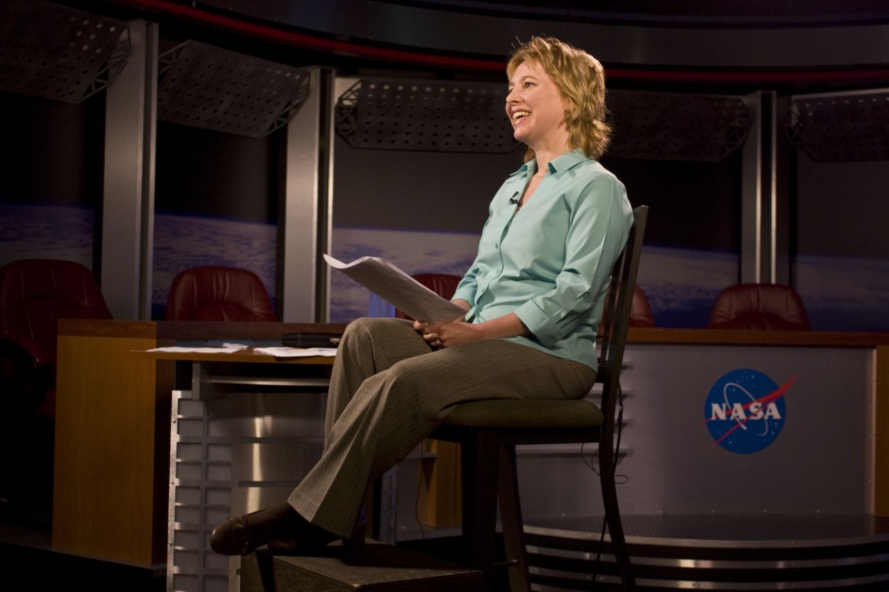 La astrónoma y astrofísica Kim Weaver es profesora adjunta en el Departamento de Física y astronomía en la Universidad de Johns Hopkins, actualmente. Ella es mejor conocida por su trabajo continuo en la concentración en astronomía de rayos X en el Centro de vuelo espacial Goddard de la Nasa. Weaver nació el 19 de abril de 1964 en Morgantown, West Virginia.