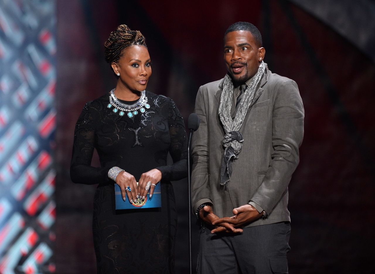 La actriz Vivica A. Fox es mejor conocida por sus papeles en "Día de la Independencia", "Alimento para el alma" y "Matar a Bill". Ella nació el 30 de julio de 1964 en South Bend, Indiana, siendo la menor de cuatro hermanos. Ella ocupa su tiempo en roles de televisión, presentando programas de televisión y produciendo obras.