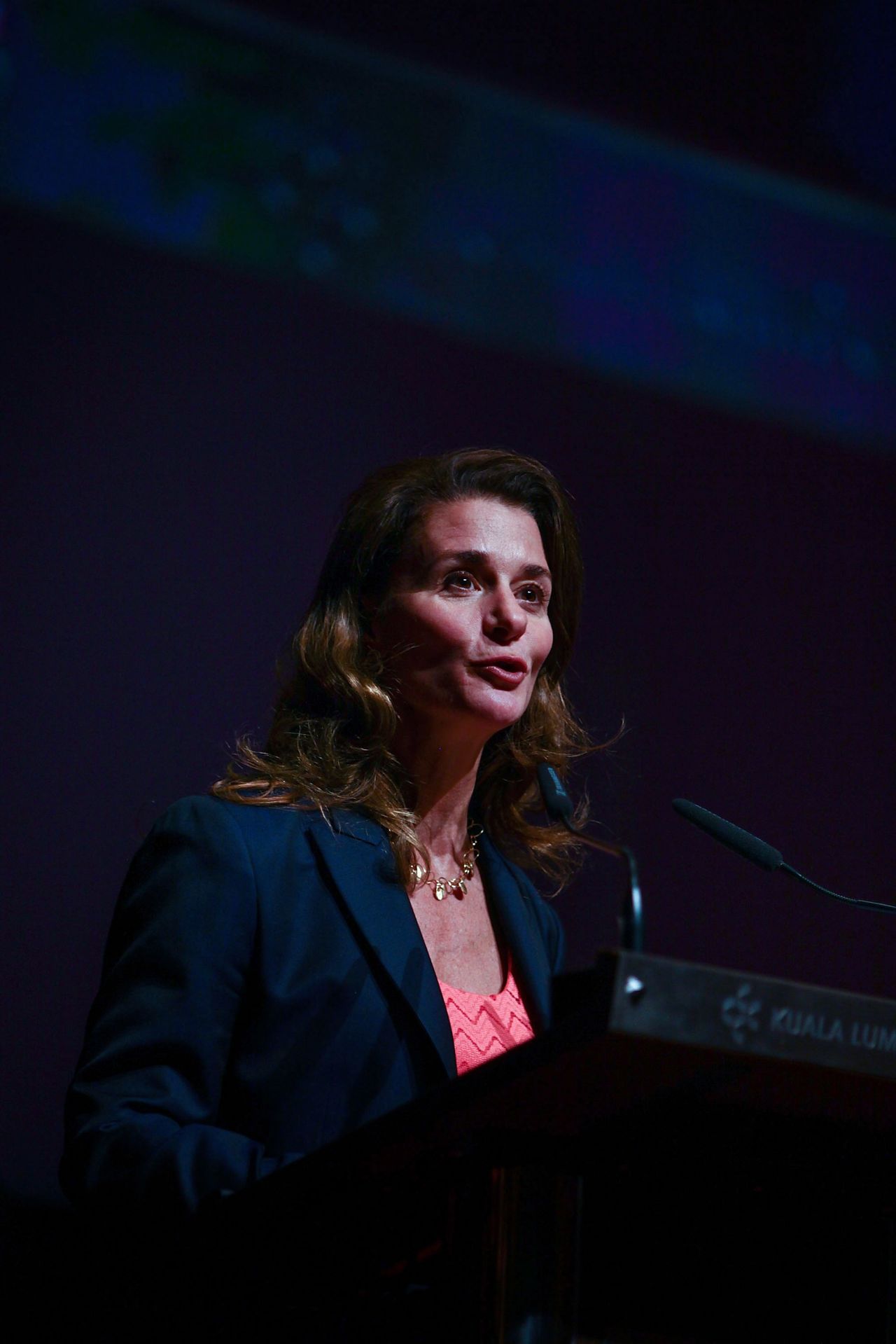 Melinda Gates obtuvo su título en ciencias de la computación y trabajó como directora de proyectos en Microsoft antes de casarse con el fundador de la compañía, Bill Gates en 1994. Ella es madre de tres hijos y filántropa, quien busca mejorar los cuidados de la salud, reducir la pobreza e incrementar el acceso a la tecnología de la información a través de la Fundación Bill & Melinda Gates. Ella nació el 15 de agosto de 1964 en Dallas.