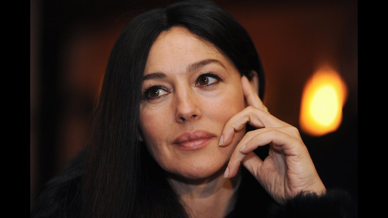 Monica Belucci nacida en Umbría es una ex modelo y actriz quien protagoniza en el cine de los idiomas italiano, francés e inglés. Para aquéllos en los Estados Unidos, ella es principalmente conocida por sus papeles en las secuelas de "Matrix" y "La pasión de Cristo". Bellucci celebrará su cumpleaños 50 el 30 de septiembre.
