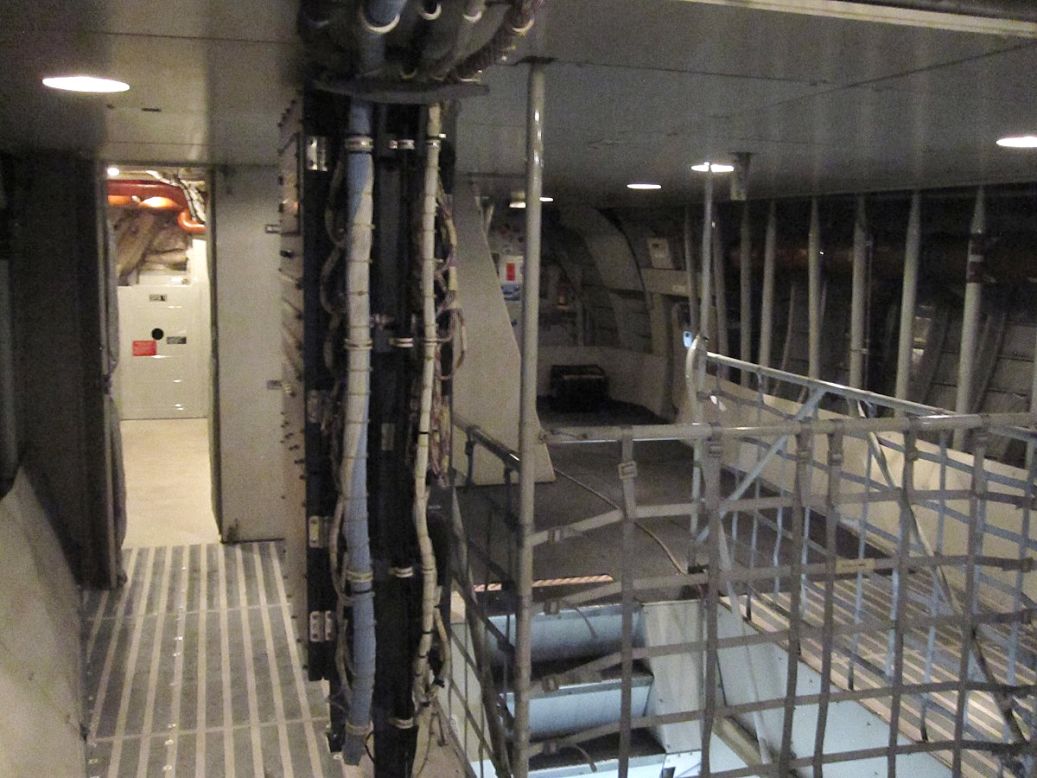 Solo la cabina de mando está presurizada, no la bodega de carga. Un módulo de calefacción brinda un ambiente adecuado para las naves espaciales y otro tipo de carga que requiere de condiciones de temperatura controlada.