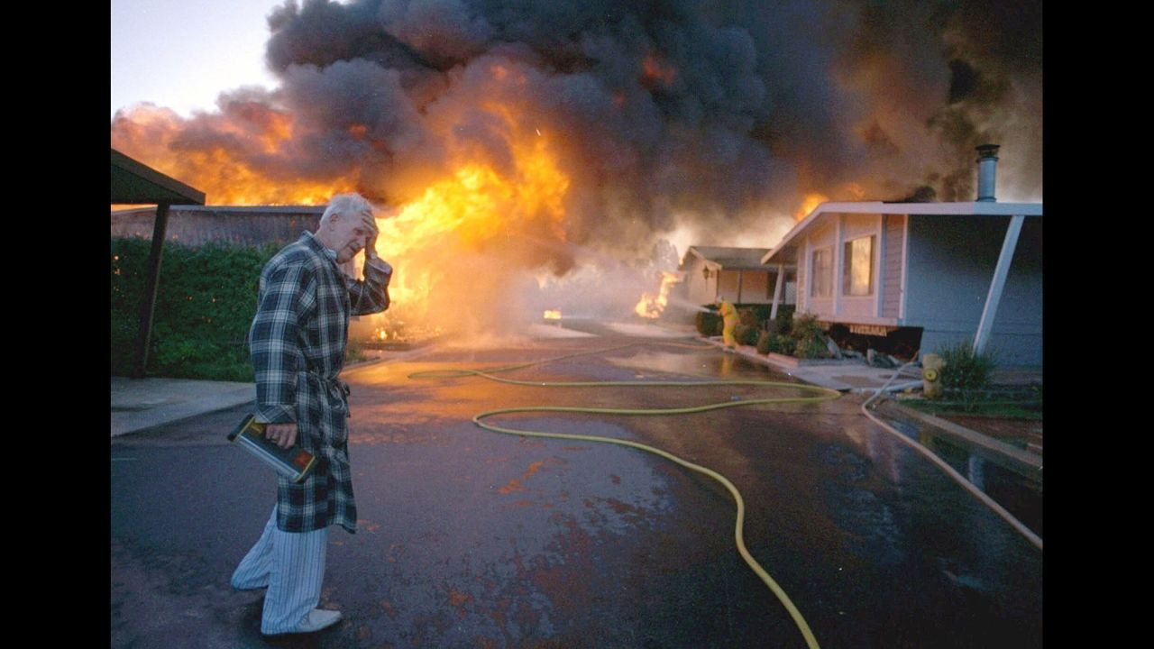 Ray Hudson reacts as a friend's home goes up in flames at the Oak Ridge Trailer Park in Sylmar, California, after a major earthquake hit the San Fernando Valley area of Los Angeles on January 17, 1994.