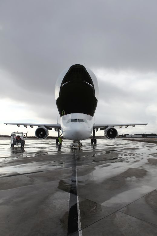 La velocidad del motor y la eficiencia del Beluga permite que haya "breves tiempos de transporte para cumplir con los estrictos programas de producción", dice Airbus. "Un sistema de carga semi automatizado asegura un fácil y eficiente manejo de los componentes del avión".