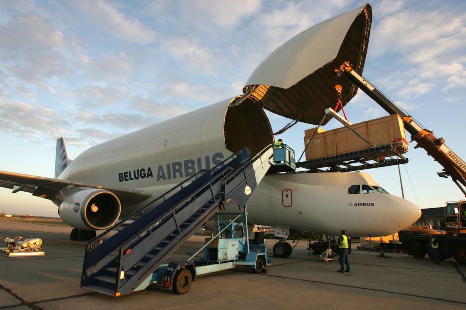 Belugas can be chartered by third parties. In 2006, a container holding a five-meter-high granite statue of a Ptolemaic Pharaoh was flown from Berlin to Paris. 