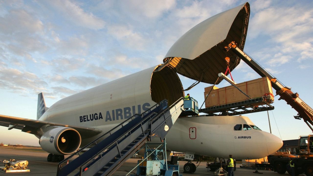 The Beluga transported this container holding a five-meter-high Egyptian statue from Berlin to Paris. 