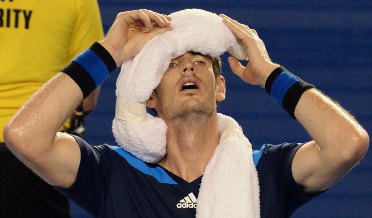 El británico Andy Murray se refresca con una toalla con hielo durante su partido contra el francéés Vincent Millot.