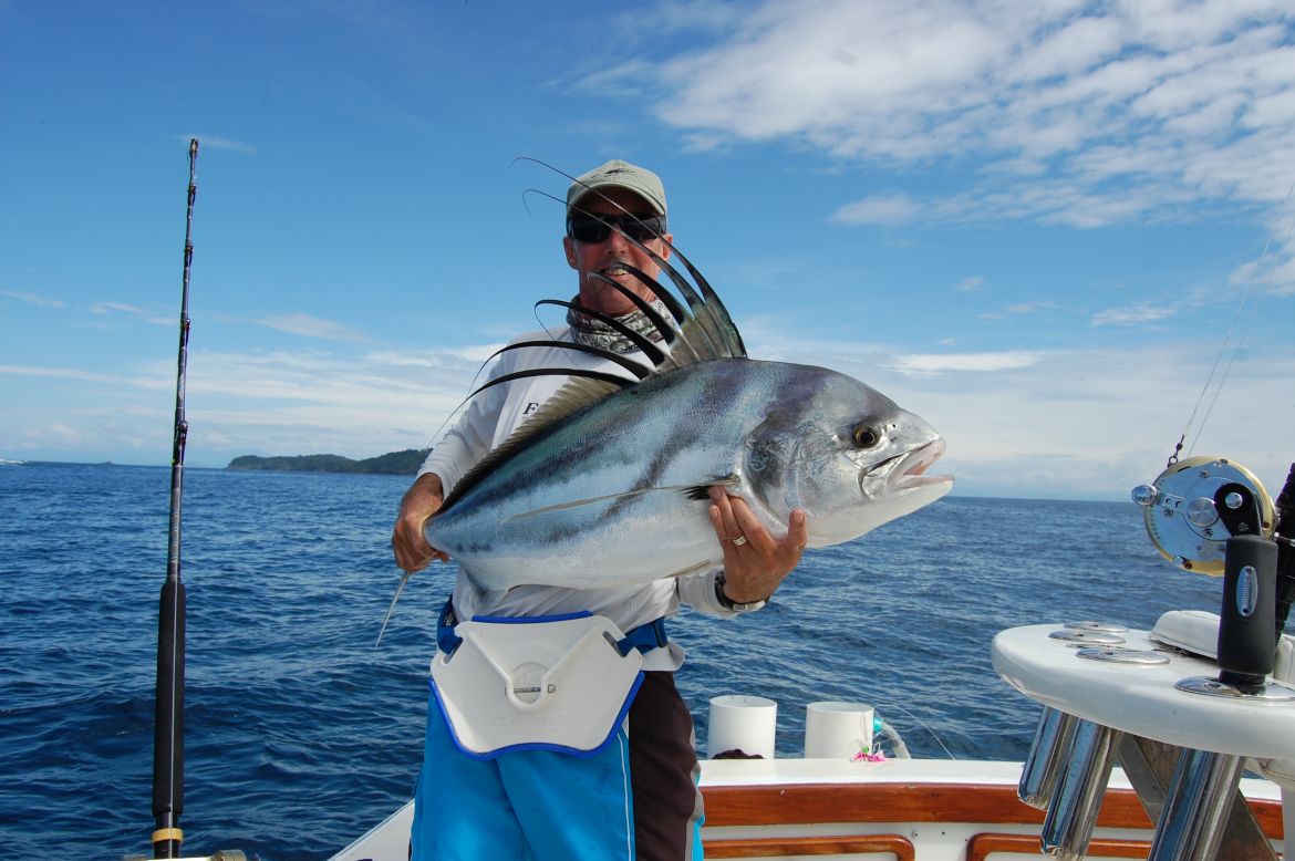 El Club Panama Big Game Fishing en Isla Boca Brava en la costa del Pacífico ofrece paquetes de pesca de cuatro a siete noches, con un precio inicial de 3.000 dólares por persona por cuatro noches, que incluyen alojamiento, traslados del aeropuerto y vuelos locales, expediciones de pesca y todas las comidas y bebidas. 