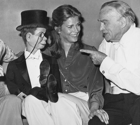 Edgar Bergen (1978), with daughter Candice Bergen and ventriloquist dummy Charlie McCarthy.