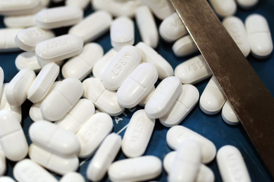 <strong>January 15, 2014:</strong> The<a href="http://www.cnn.com/2014/01/15/health/fda-acetaminophen-dosage/"> FDA asks</a> health care workers to stop prescribing combination drugs with acetaminophen doses over 325 milligrams. Overdoses can lead to liver failure or death. 
