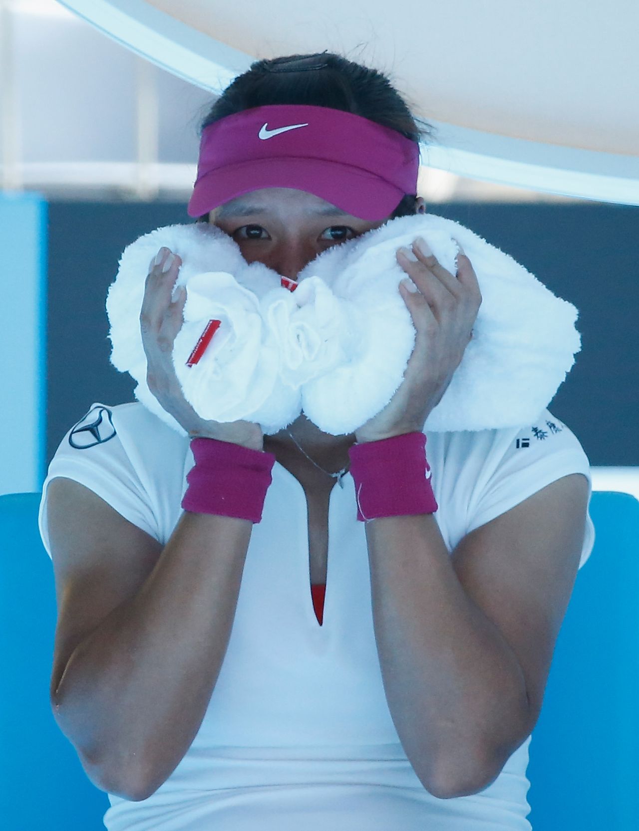 Li Na faced a battle to stay cool and to stay in the Australian Open against Lucie Safarova.