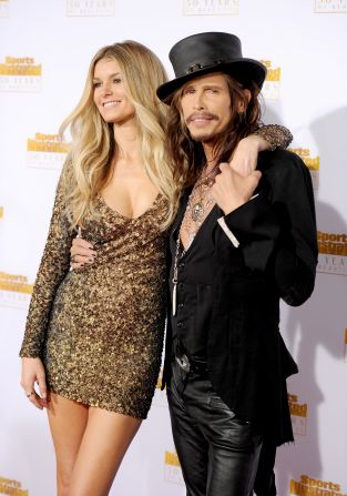 Steven Tyler de Aerosmith también estaba en la fiesta. Aquí aparece con la modelo Marisa Miller.