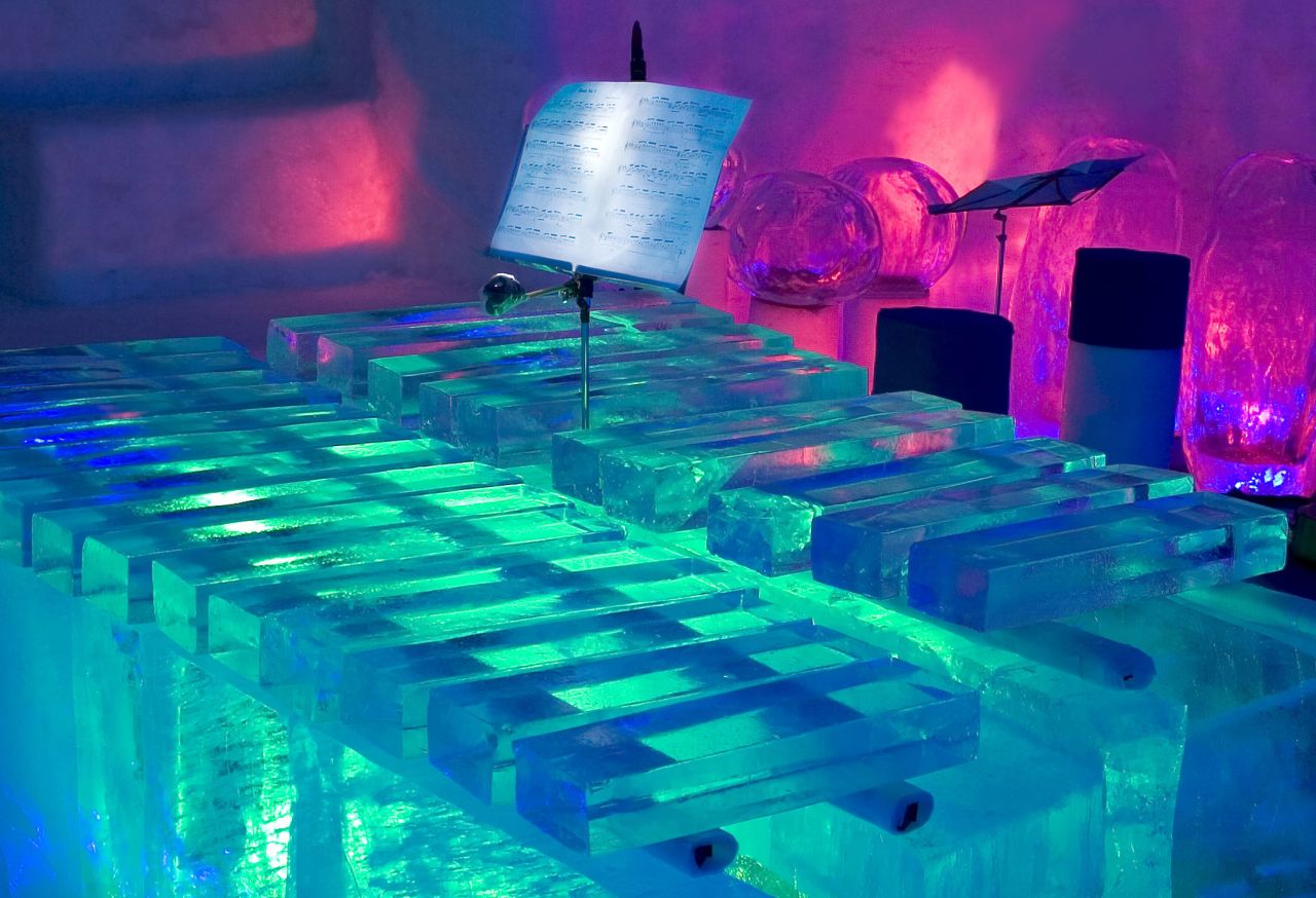 Bicycle inner tubes beneath the ice xylophone's bars improve resonance. 